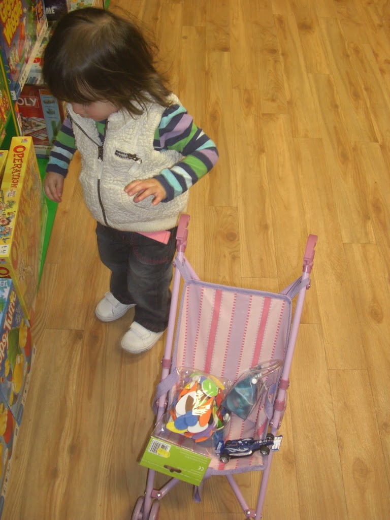 funny kid pic - Big Sis shoplifting