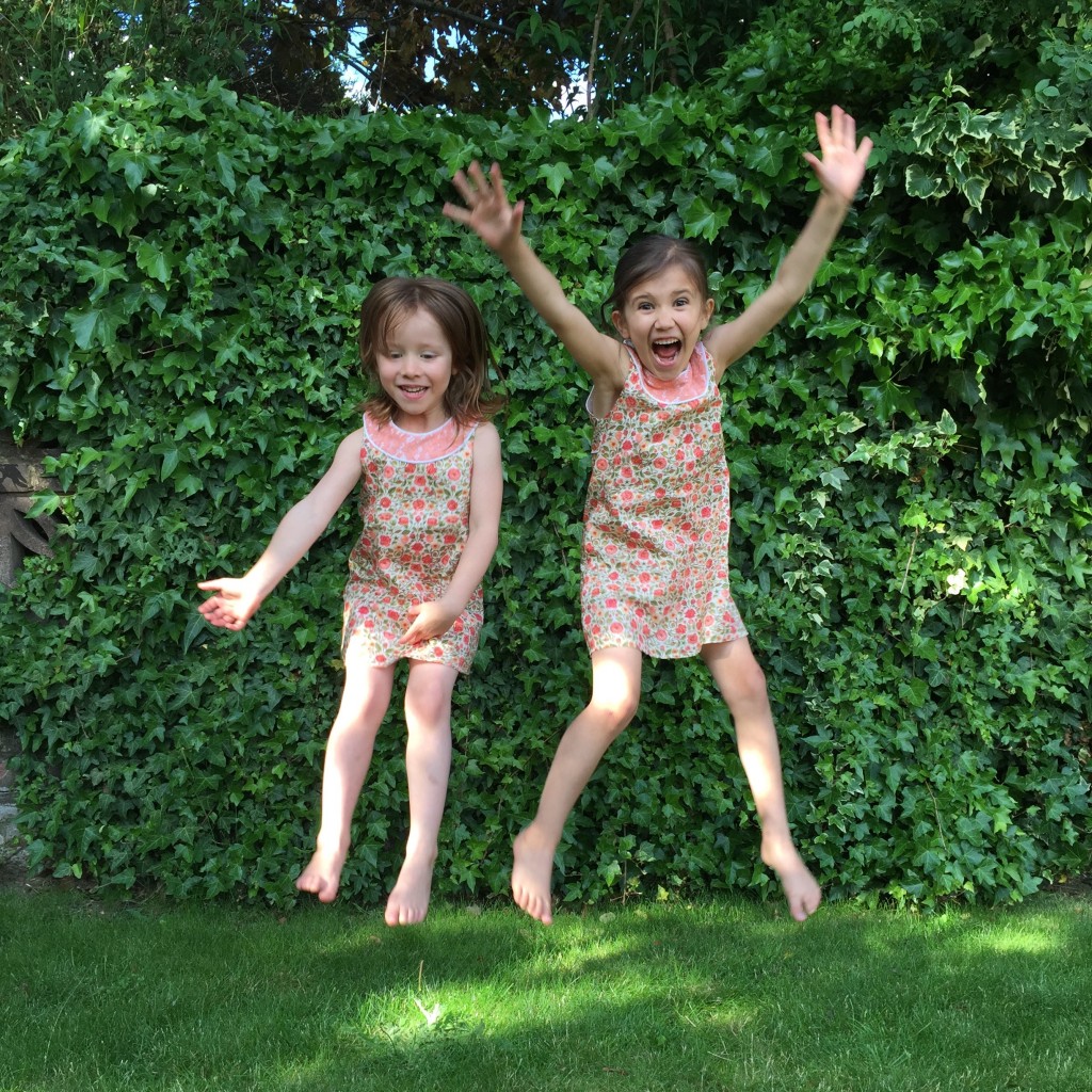 Cashmirino Kids girls jumping