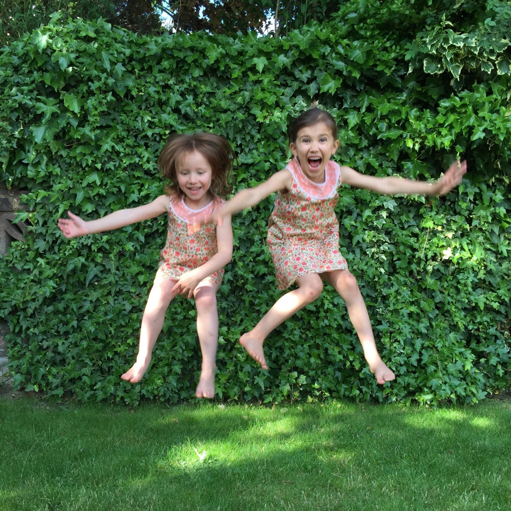  Cashmirino Kids girls jumping