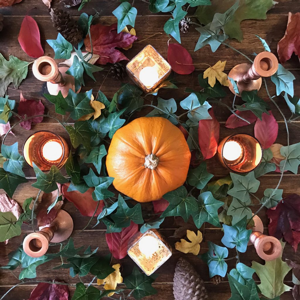 How to create an autumnal table design - pumpkin
