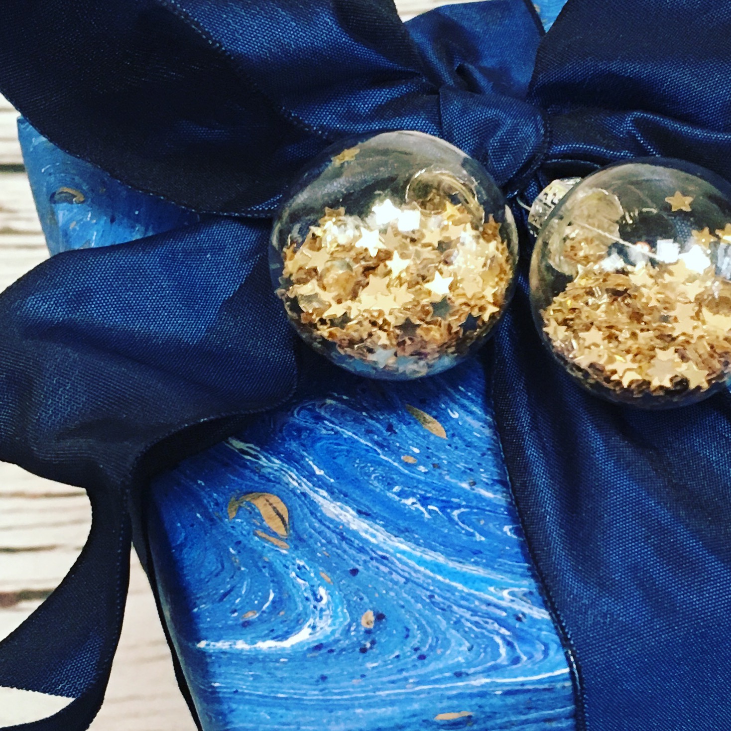How to wrap presents properly - baubles